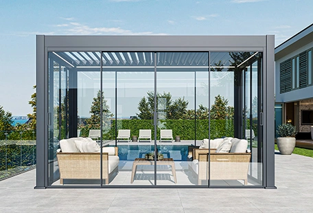 Pergola mit Glaswand als Terrassenabschluss