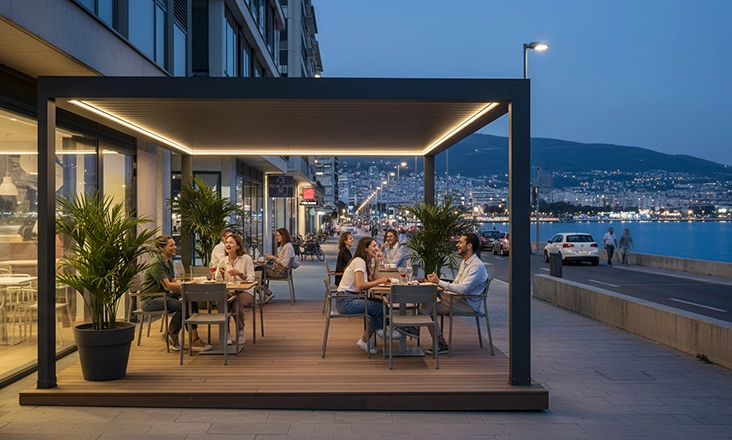 Beleuchtete Pergola am Abend