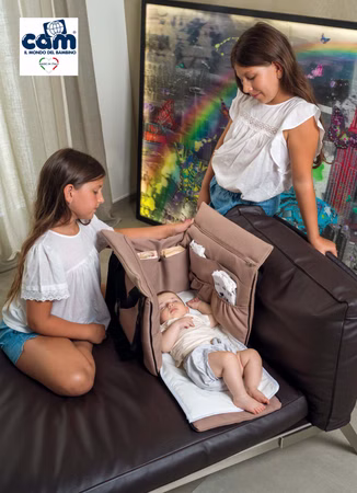 Geräumige, trendige Wickeltasche für unterwegs beige