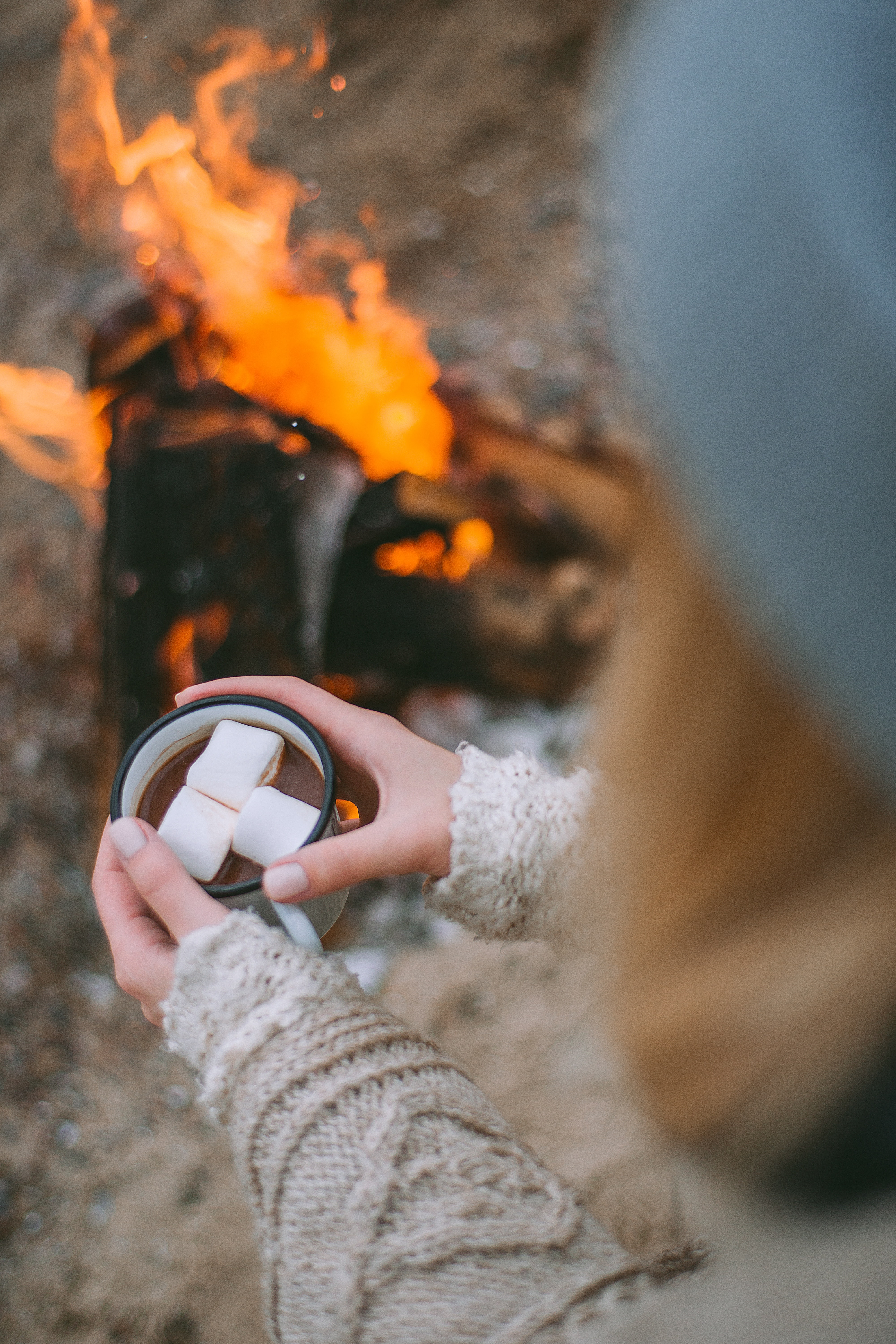 Lagerfeuer mit heißer Schokolade