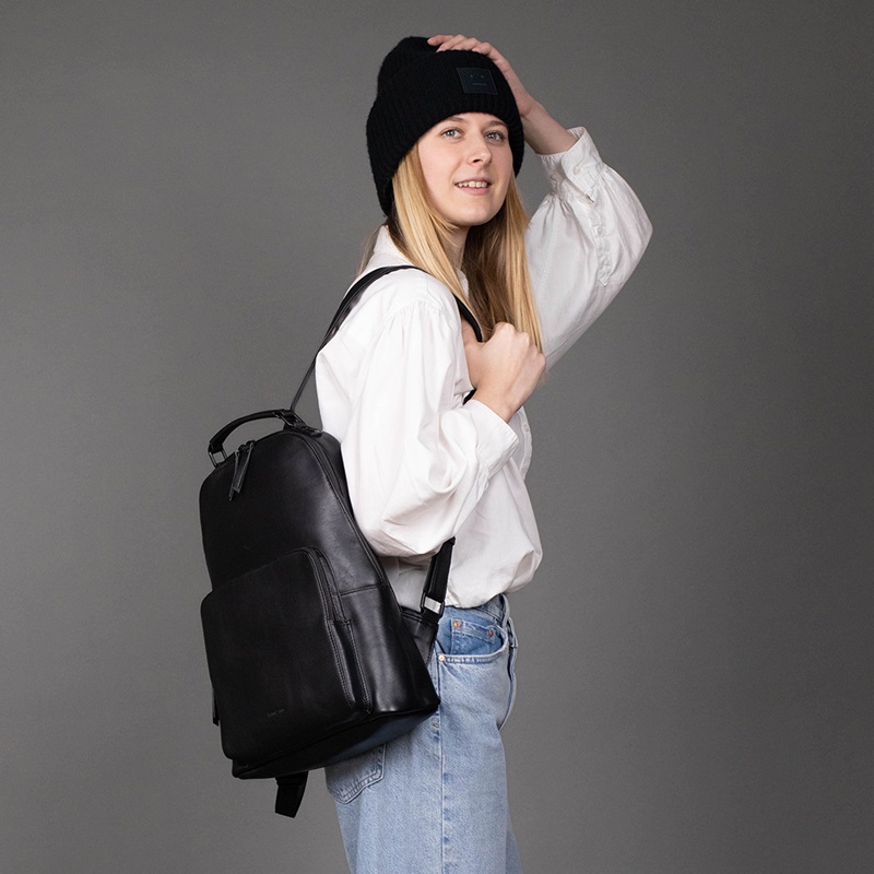 Laptoprucksack NELLA in schwarz mit Model