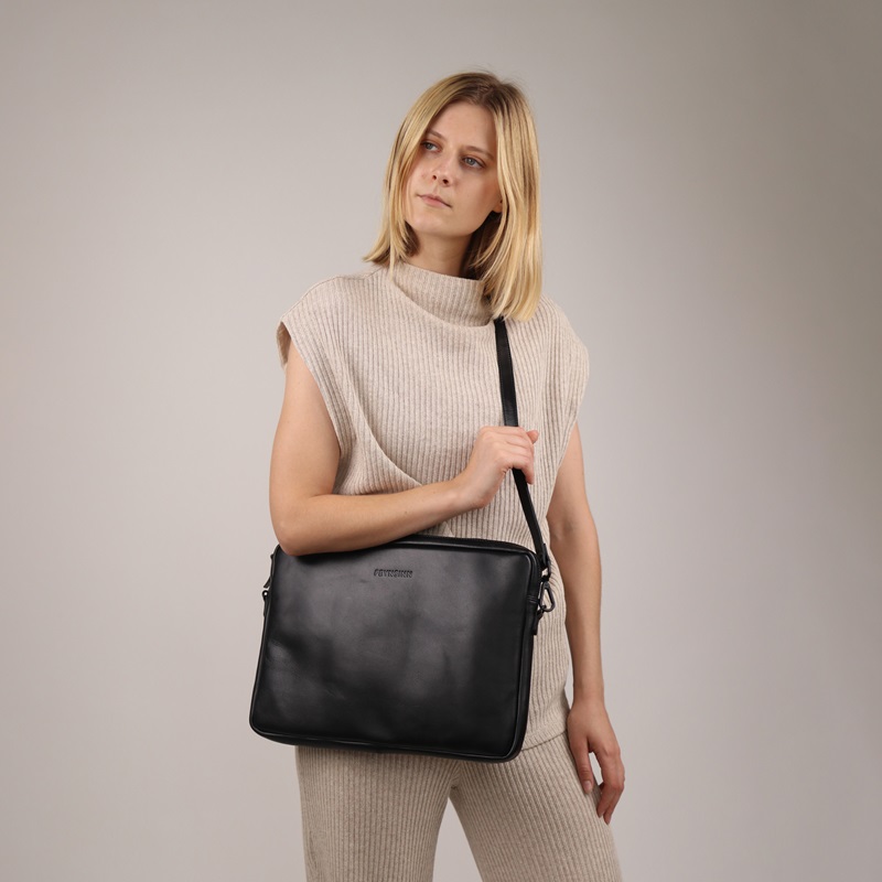 schwarze Lederlaptoptasche VANJA mit Model