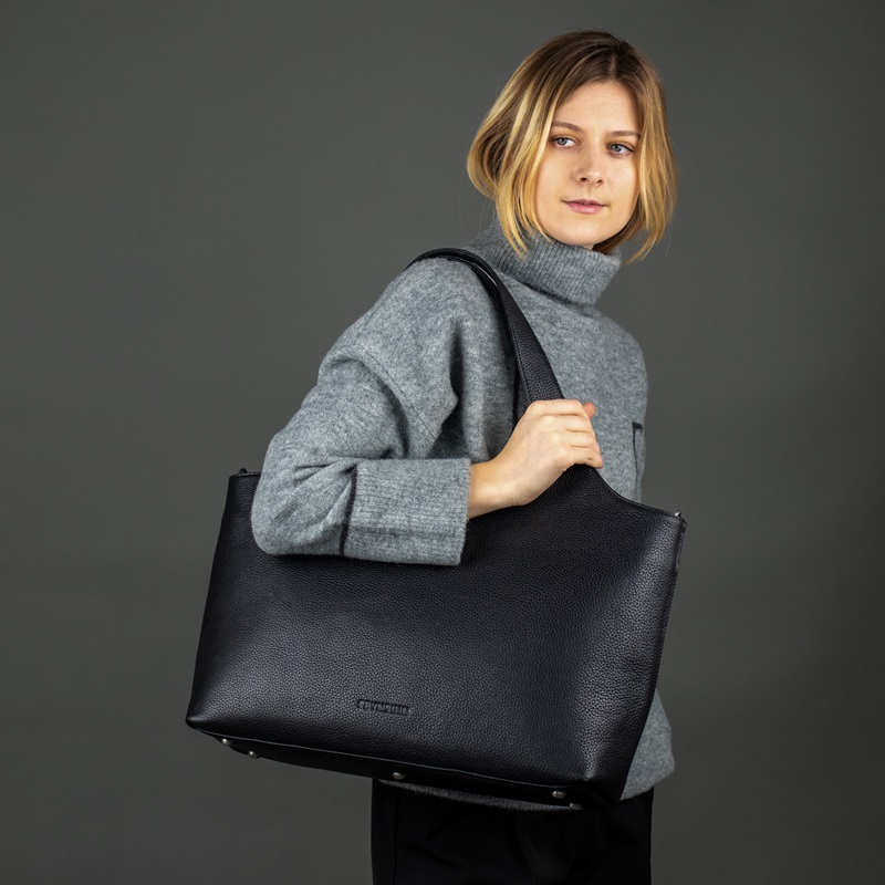 schwarze Ledertasche Tote Bag mit Model