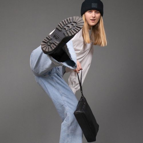 Feynsinn Clutch schwarz aus echtem leder Indoor Frau traegt eine weite hellblaue Jeans und eine weiße Bluse