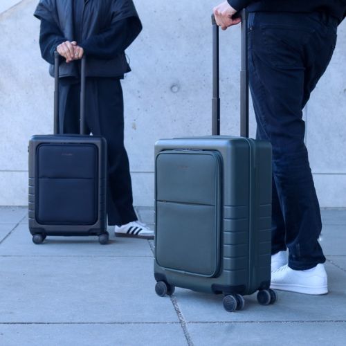 FEYNSINN Handgepäck Koffer RYKER mit Frontklappe in schwarz und einmal in olive gruen Mann und Frau tragen schwarze Kleidung