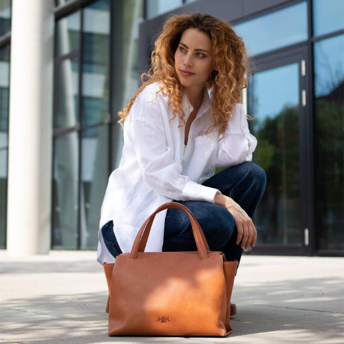 Sid & Vain Handtasche ATLANTA in hellbraun Frau traegt eine weiße Bluse