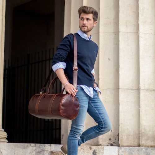 Sid & Vain Reisetasche Leder  Vancouver braun Mann treagt blaue Jeans und blauen Pulli