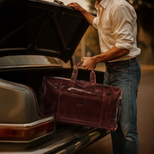 Sid & Vain Reisetasche Leder braun Brstol Mann oeffnet den Kofferraum vom Auto und platziert die Reisetasche darin