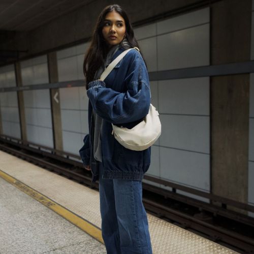 SONS OF ALOHA Moon Bag Frau steht an der U-Bahnstation 