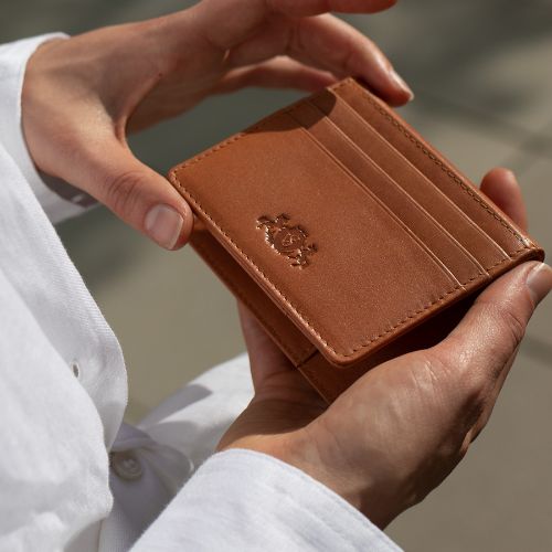 sid and Vain Kartenhalter EARNESt Leder Outdoor Frau haelt Kartenhalter in der Hand