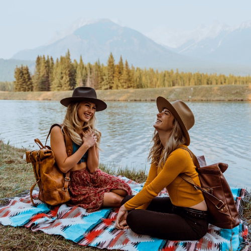 SId and Vain Rucksack Outdoor Frauen sitzen am See