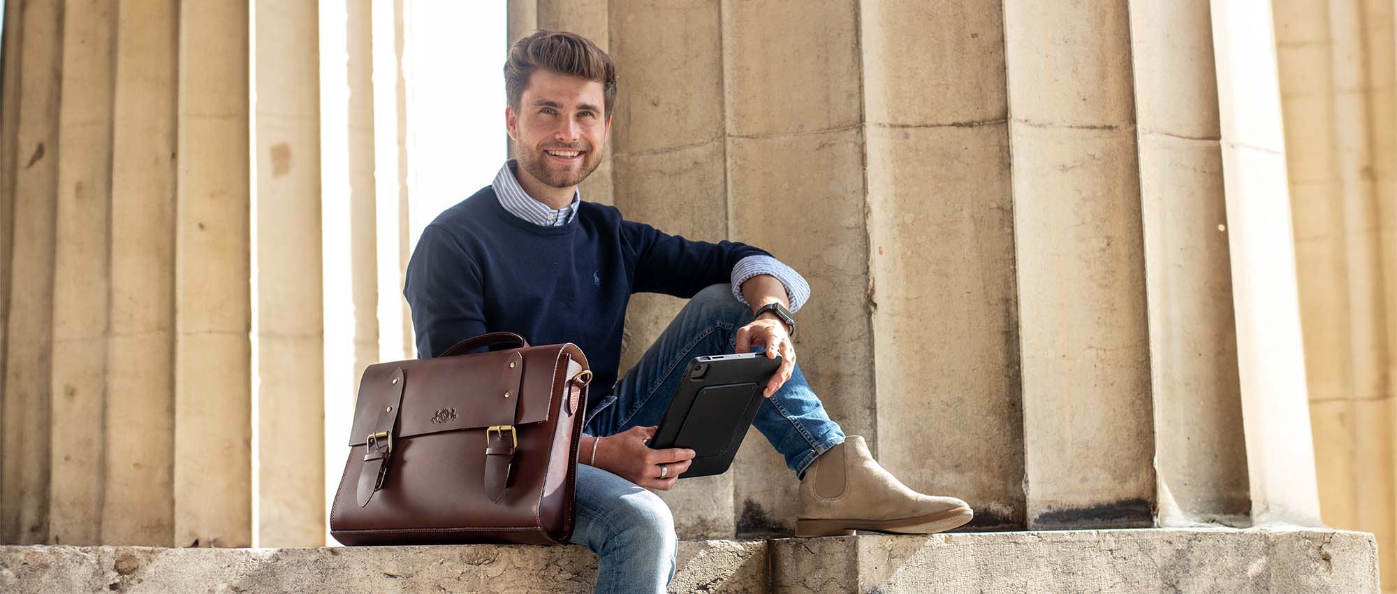 Mallette en cuir marron et homme en tenue smart casual