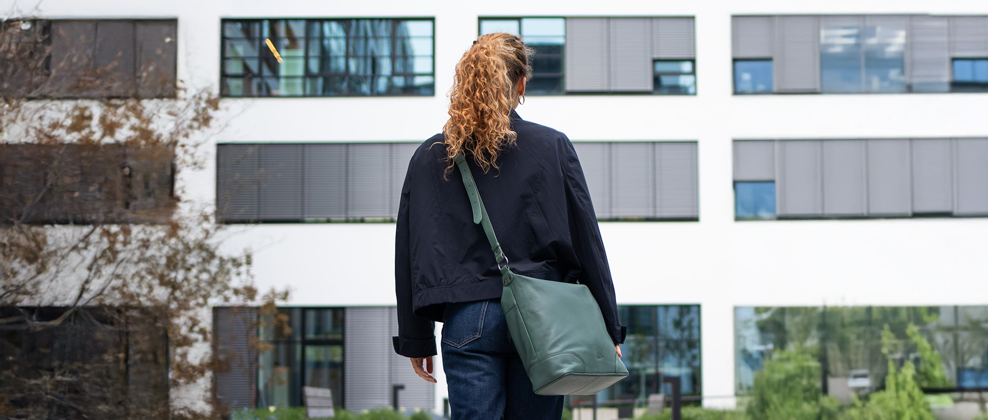 Hobo Bag in grün aus Leder an Frau