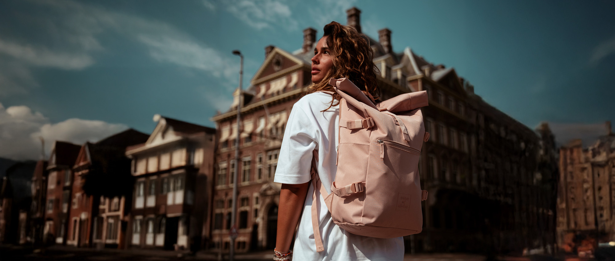 Nachhaltiger Rucksack Damen und Herren auf Rücken einer Frau in Amsterdam