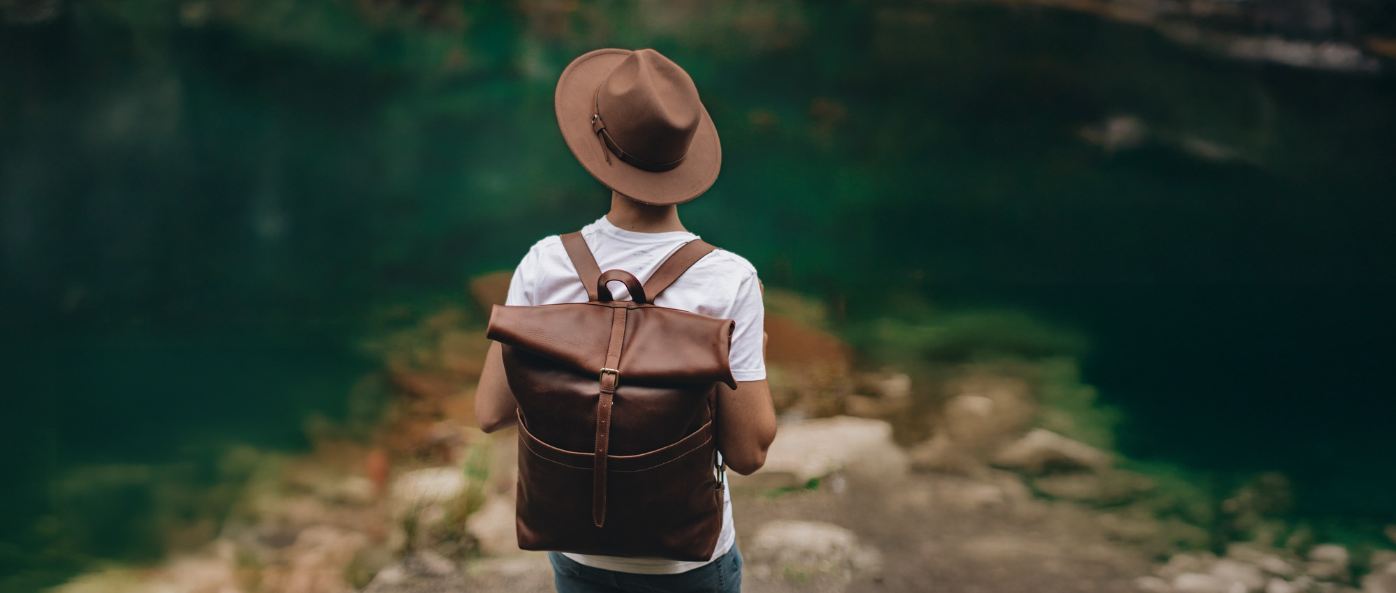 Rolltop Rucksack Herren auf Rücken eines Mannes an einem See