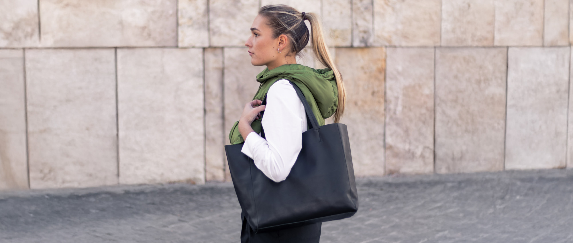 Uni Taschen Damen an einer Frau vor der Universität