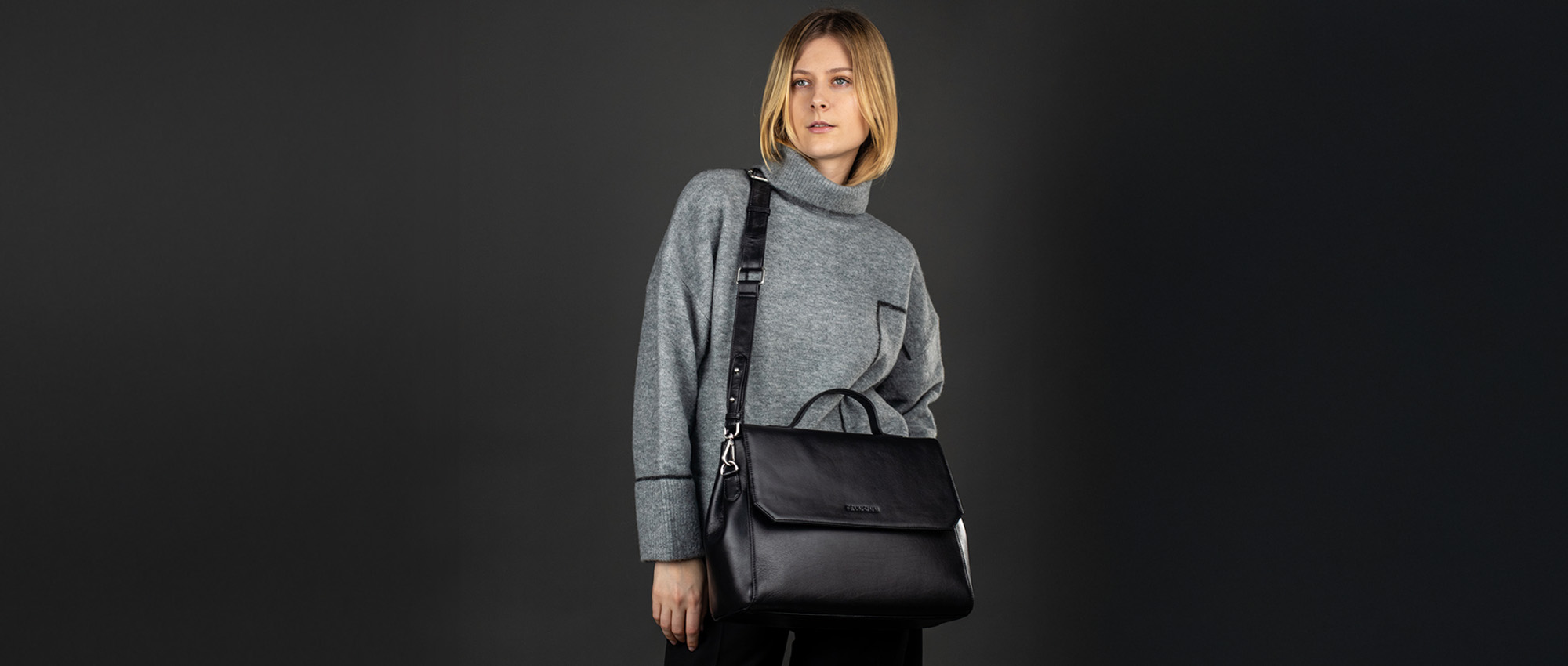 Porte-documents femme en cuir et femme blonde en studio