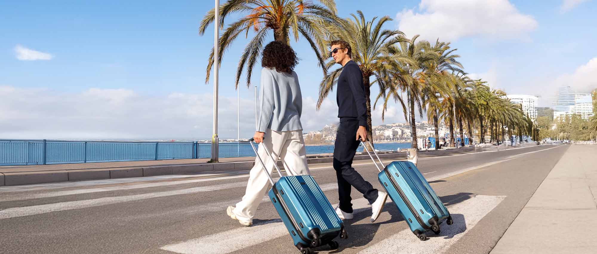 Valise de la marque Fergé en bleu en vacances