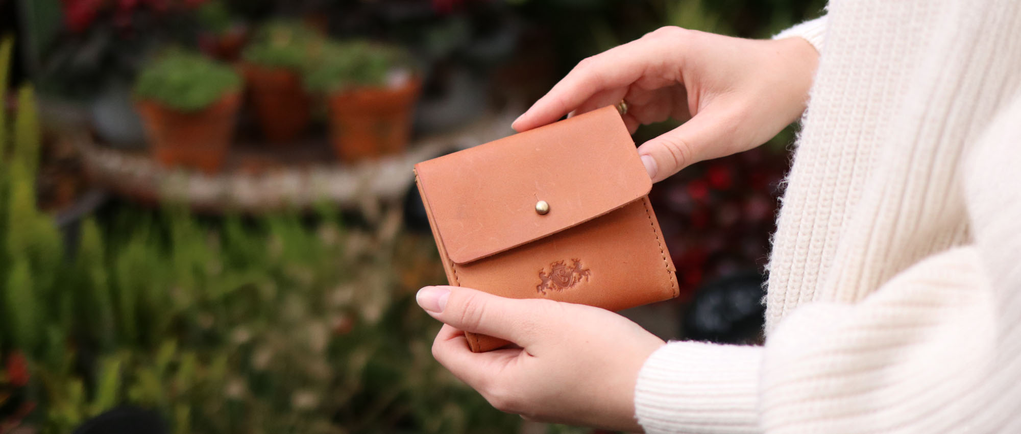 Femme avec porte-monnaie en cuir dans un magasin