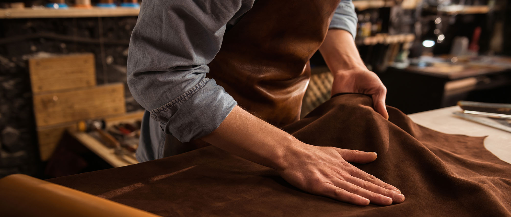 Leren schort op man in werkplaats