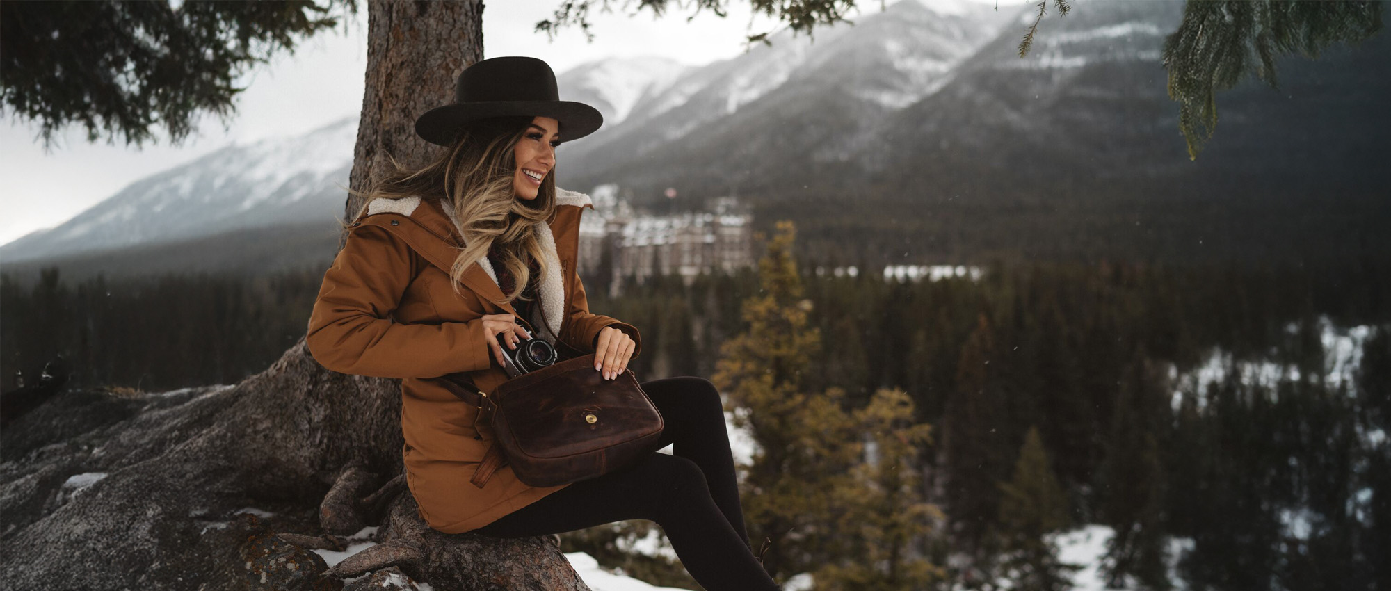 Ledertasche an Frau im Wald