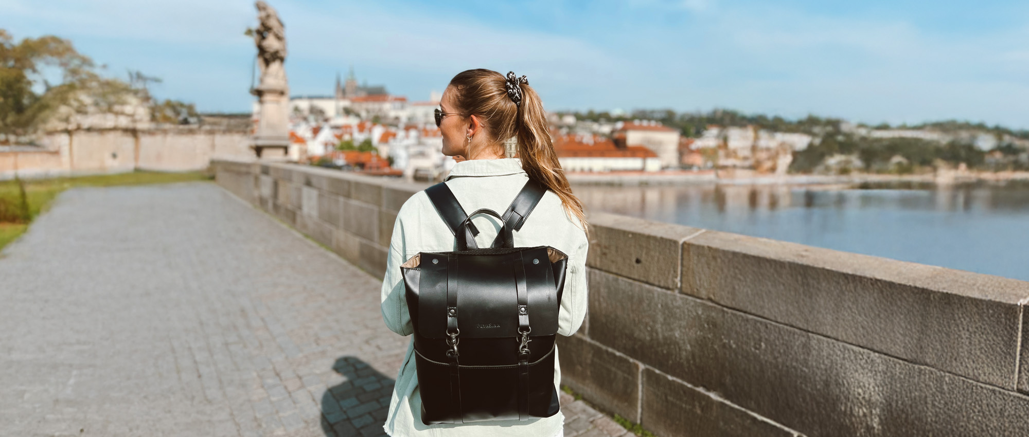 Reiserucksack Damen auf Rücken von Frau auf einer Brücke in Prag