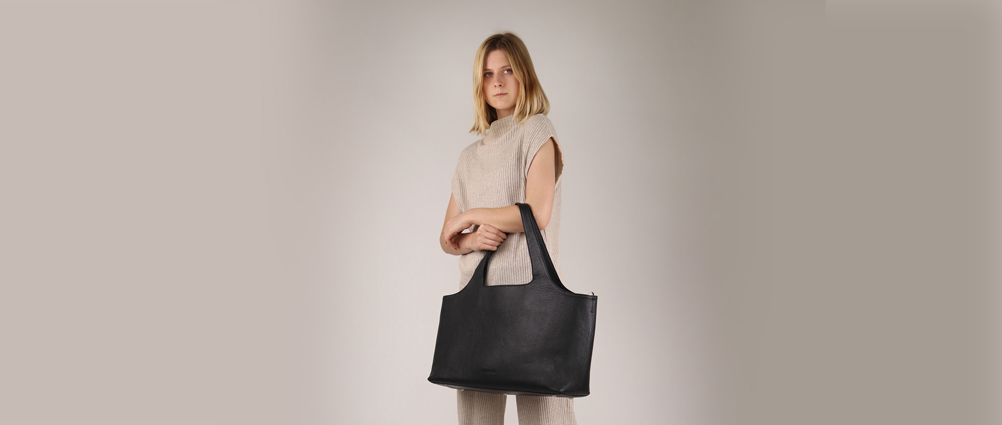 Shopper en cuir noir pour femme sur une femme dans un studio