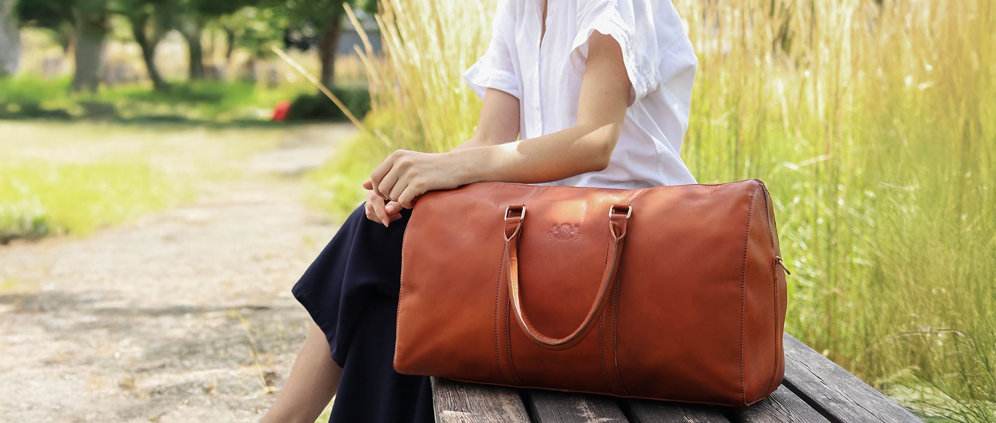 Weekender pour femme et femme sur banc