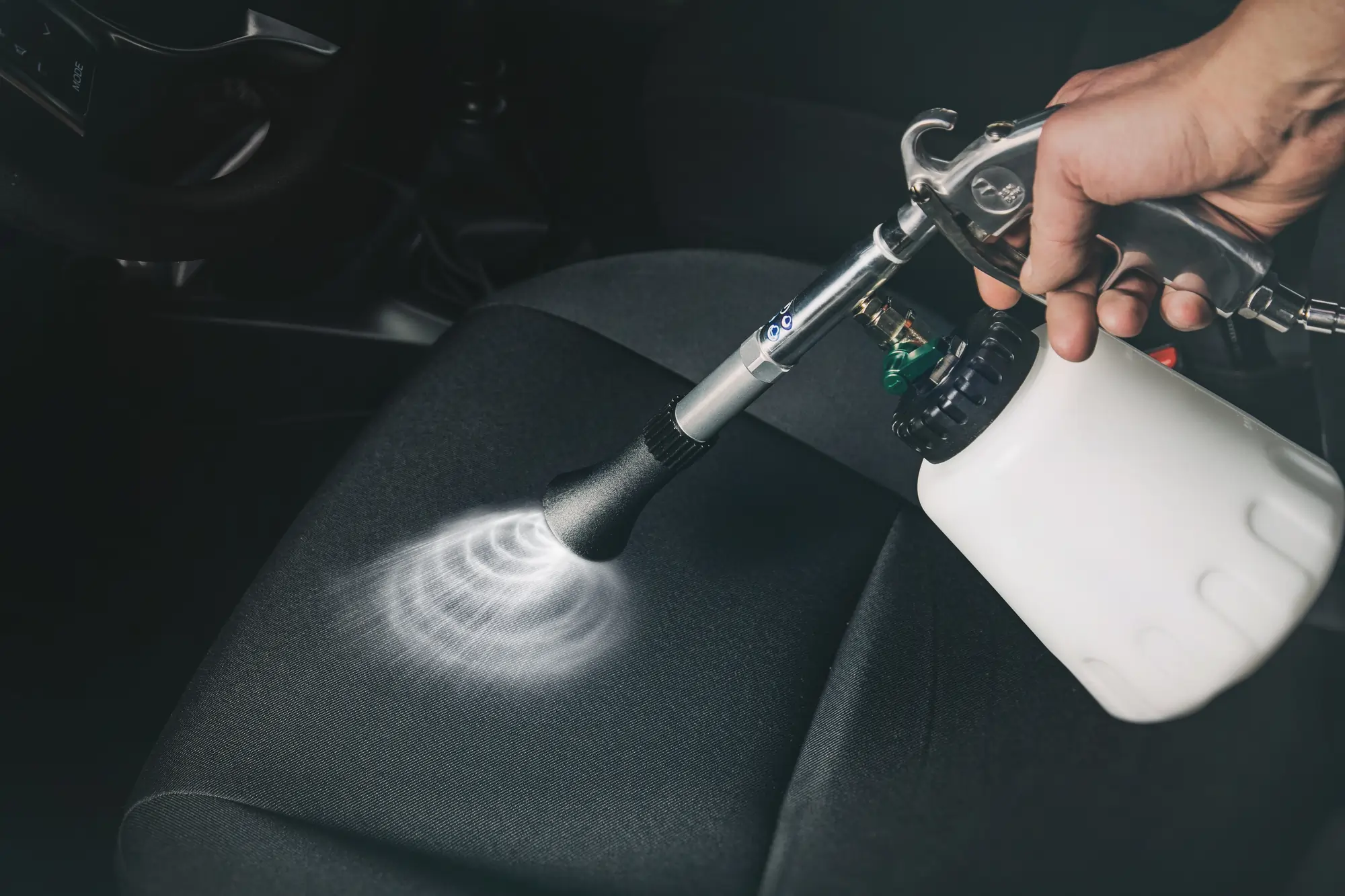 BENBOW Reinigungspistole in einem Auto bei der Sitzreinigung