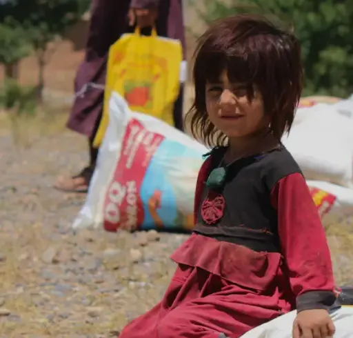 I Afghanistan utvecklas den största humanitära katastrofen i vår tid efter 40 års krig och efter att de internationella trupperna drog sig tillbaka sedan augusti 2021. Nästan alla befolkningens försörjningsstrukturer har kollapsat, varannan person i landet lider av hunger. 13 miljoner barn hotas av överlevnad om de inte når fram hjälp. Eftersom nöden drabbar oskyldiga barn och särskilt flickor och kvinnor i Afghanistan, vill vi hjälpa till. Vi är mycket glada över att ha hittat en erfaren partner i Afghan Women’s Association i Hamburg, som med 200 lokala medarbetare i Afghanistan har stöttat flickor och kvinnor i över 30 år och genom sina självhjälpsprojekt försörjt över 100 000 människor.