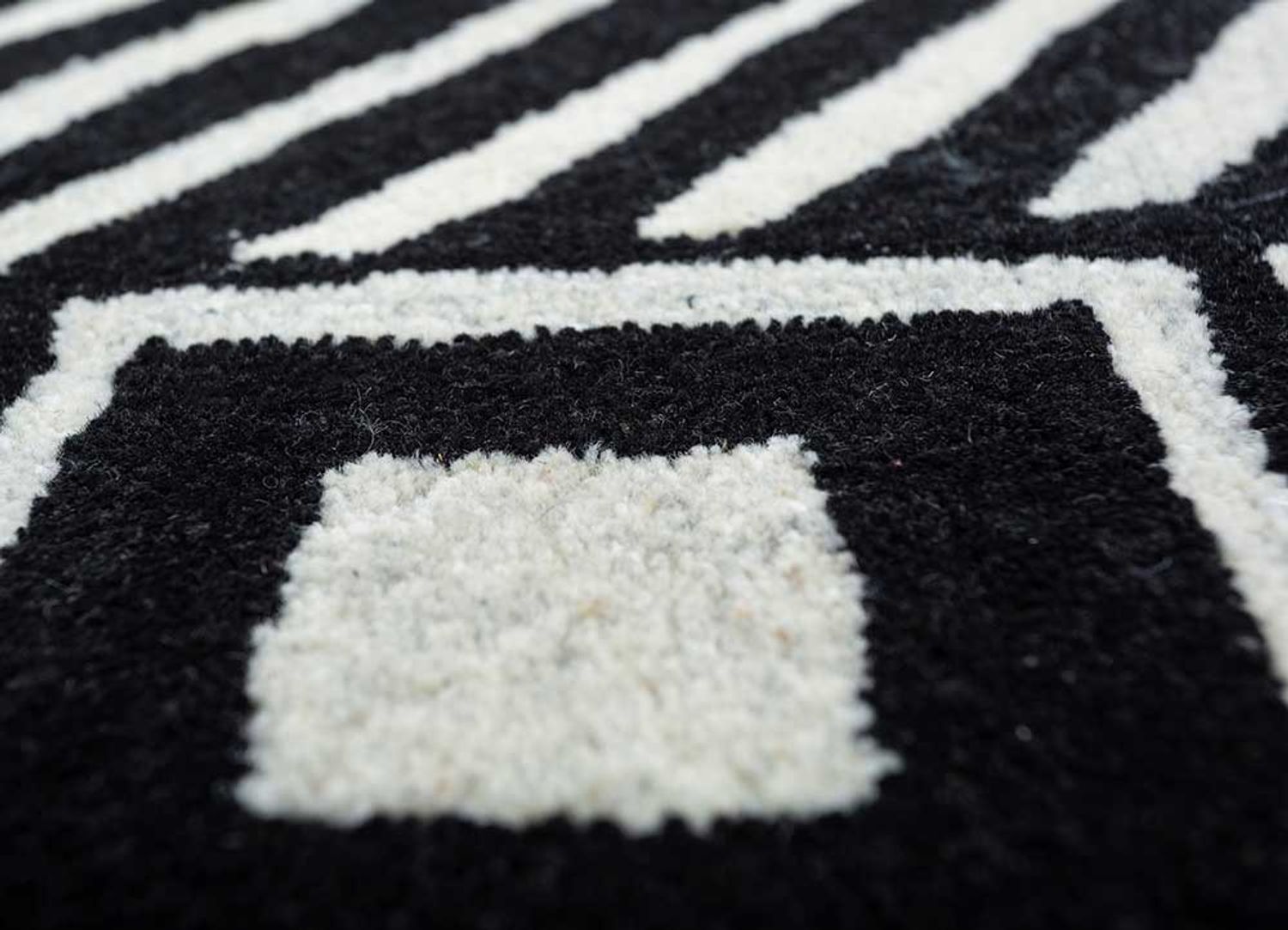 Wool Rug - 270 x 180 cm - black and white