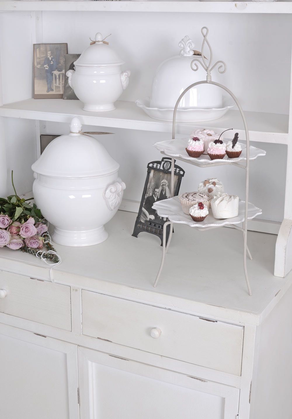 Credenza Shabby Chic "Chateau Royal" - Legno Bianco Anticato, Due Cassetti E Quattro Ripiani - Larghezza 81 Cm