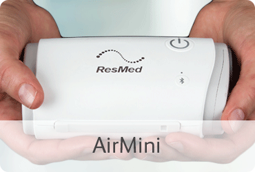 Kategorie AirMini: Hände halten ein AirMini Therapiegerät.