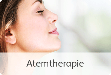 Kategorie Atemtherapie: Frau atmet tief ein, um die Atemtherapie darzustellen.