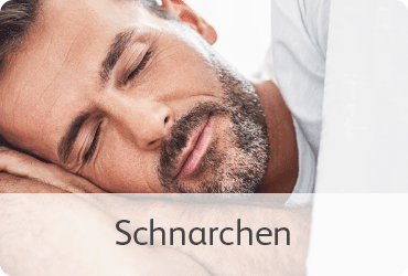Kategorie Schnarchen: Mann schläft tief und fest, um die Lösung für Schnarchprobleme darzustellen.