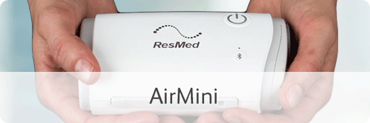 Kategorie AirMini: Hände halten ein AirMini Therapiegerät.
