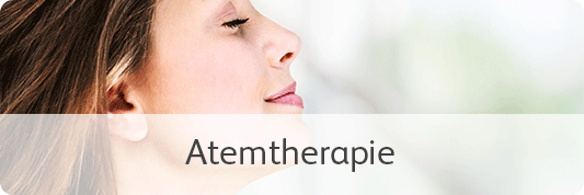Kategorie Atemtherapie: Frau atmet tief ein, um die Atemtherapie darzustellen.
