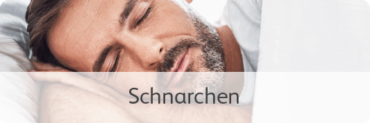 Kategorie Schnarchen: Mann schläft tief und fest, um die Lösung für Schnarchprobleme darzustellen.