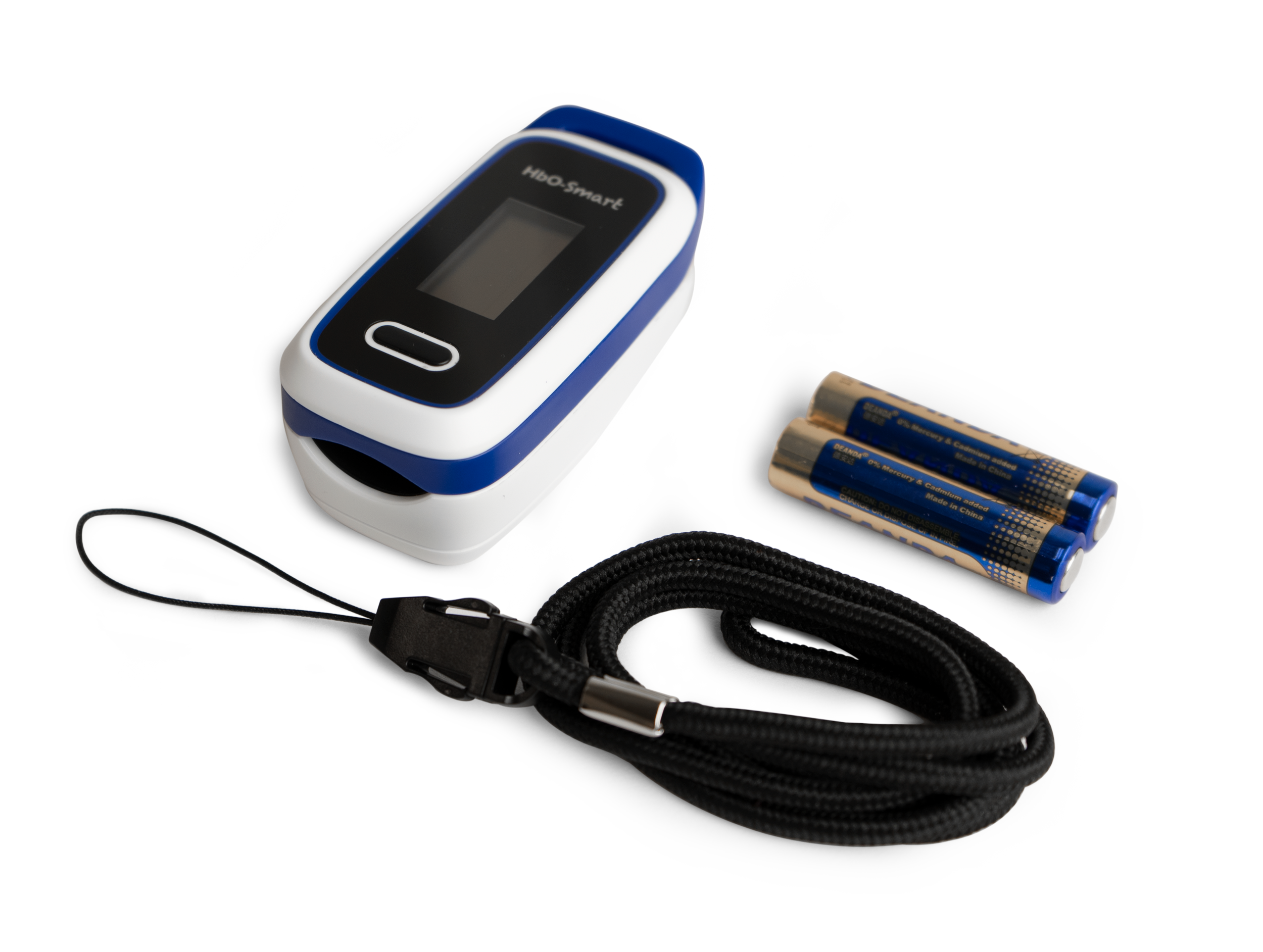 Hbo-Smart Pulsoximeter-Set, bestehend aus dem blau-weißen Pulsoximeter, einem schwarzen Umhängeband und zwei Batterien.