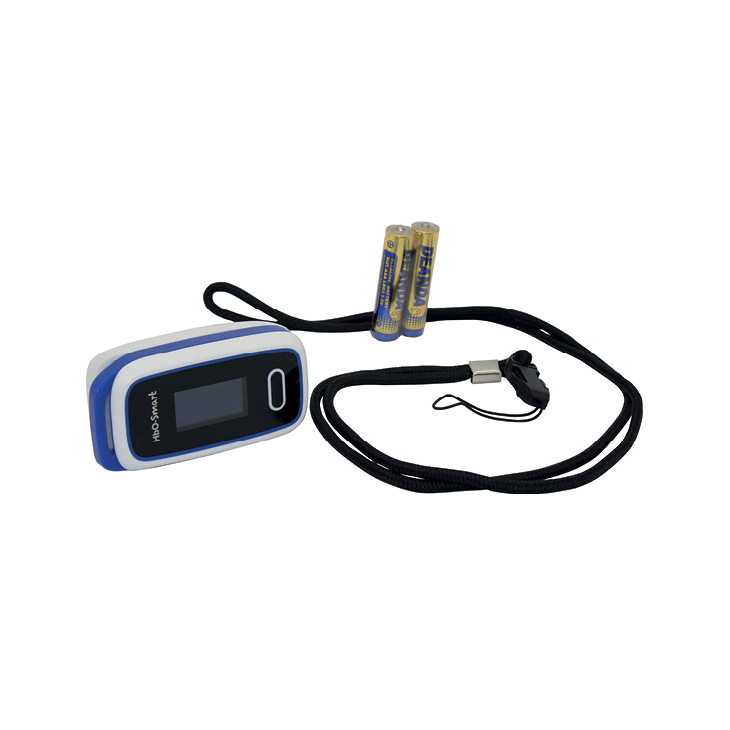 Hbo-Smart Pulsoximeter, blau-weiß, zusammen mit dem mitgelieferten Zubehör: Batterien und schwarzem Umhängeband.