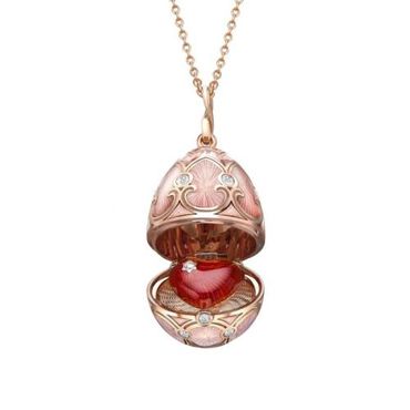 Herz-Überraschungsmedaillon aus traditionellem Roségold mit Diamanten und rosa Guilloché-Emaille Herz-Überraschungsmedaillon aus traditionellem Roségold mit Diamanten und rosa Guilloché-Emaille