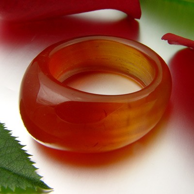 Damenring aus rotem Achat mit Wölbung