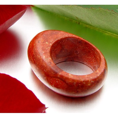 Ring aus Schaumkoralle rot