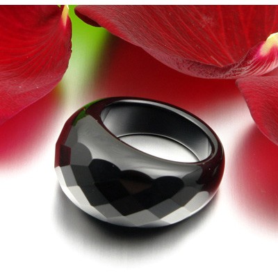 Ring aus Onyx facettiert