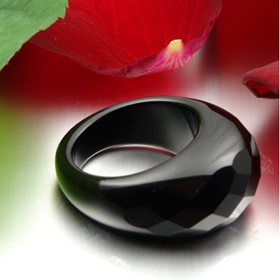 Ring aus Onyx facettiert