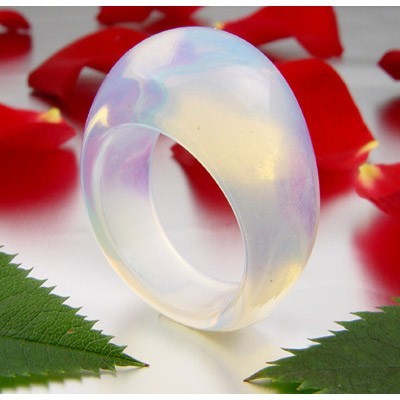 Ring aus Opalit-Mondstein mit Wölbung