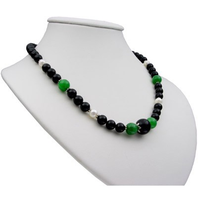 Collier aus Onyx und Jade und Perlen und 925 Silber