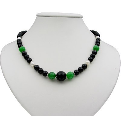 Collier aus Onyx und Jade und Perlen und 925 Silber