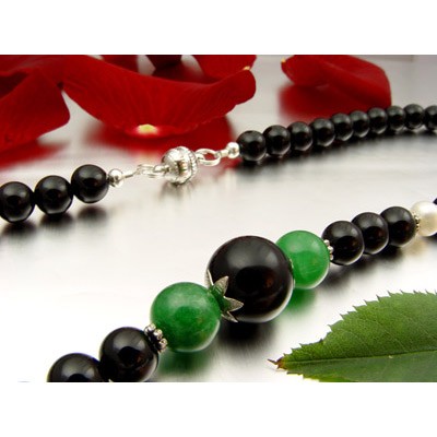 Collier aus Onyx und Jade und Perlen und 925 Silber