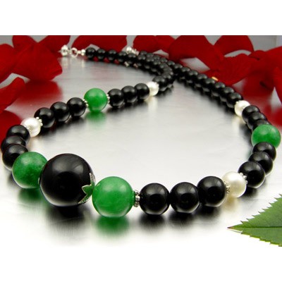 Collier aus Onyx und Jade und Perlen und 925 Silber
